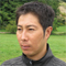 林 徹 Toru Hayashi<br />
1979年4月4日生 兵庫県出身<br />
免許取得:2017年<br />
2018年開業予定<br />
【経歴】<br />
平成18年4月 JRA競馬学校 厩務員課程入学<br />
平成18年10月 美浦・本間忍厩舎所属(厩務員)<br />
平成18年11月 美浦・加藤和宏厩舎所属(調教助手)<br />
平成19年5月 美浦・田子冬樹厩舎所属(調教助手)<br />
平成21年3月 美浦・矢野英一厩舎所属(調教助手)<br />
<br />
新規開業調教師である林徹調教師は矢作芳人調教師と開成中・高の先輩後輩の関係であり、現在、師から厩舎マネジメントノウハウの伝授を受けている。東大医学部卒業であることが取りあげられることが多いが、藤澤和雄調教師の管理馬を多く預かるミホ分場で過ごした4年間では、ゼンノロブロイやダンスインザムード、ダイヤモンドビコーなどの名馬に騎乗し、矢野英一厩舎の立ち上げから軌道に乗せるまでを含む10年間の助手経験に裏打ちされた競走馬への造詣の深さを持ち合わせている。ミホ分場においては現役時代の母レフィナーダが放牧に来ており、「本馬を預からせていただけることに縁を感じます」と話す。厩舎運営については企業経営と同様に捉えており、様々な経営手法を駆使し、顧客(馬主)への利益還元はもちろんのこと、人的マネジメントも重視し、「『気持ちのいい厩舎だね』と評価される厩舎を目指したい」と語っている。<br />
開業前の準備期間においてはトレセン近郊で過ごすのではなく、北海道に長期滞在し関係牧場との連携を深めたり、海外を積極的に訪問し、持ち前の飽くなき探求心で有効な競走馬の管理・育成ノウハウや厩舎運営ノウハウを積極的に吸収する期間として捉えており、これは矢作芳人調教師が開業前にとった準備期間の行動と同様である。<br />
出走の方針については、レース数をこなすための手厚いケアと勝利回数、入着回数に徹底的にこだわる。たとえば、勝ちにこだわる際は、たとえ前走5着以内の馬が多いレースでも力の抜けた馬がいなければ勝つチャンスは上がると判断し、入着にこだわる際は、力の抜けた馬がいたとしても、他の馬が回避するようなレースになるようであれば選択する。ローカル競馬の選択や距離、地方交流、芝・ダートの是非を含め、一つでも上の着順を目指し、レース選択を行う。レース運びについては、能力的に他と同様、もしくは劣っていたとしても各馬の特性を生かした戦法により、テクニック次第では着順を上げることは可能であり、それが獲得賞金に繋がり、馬主への利益還元に繋がり、馬への還元に繋がるという考えを持っている。一頭の馬が持てるすべての可能性を引き出す上で我々倶楽部会員にとっては心強い考え方である。<br />
<br />
本馬について、林徹調教師は「馬体面はサンデーサイレンス、ニジンスキーを持つレフィナーダならではでしょうか。母系から来るラインの綺麗さとバランスがいいですね。一方で父譲りのフレームの強さ、豊富な筋肉量があり、両者のいいところがミックスされた印象です。ダンカークはゴツゴツした印象でしたが、それはないですし、レフィナーダの背中からトモにかけて少し筋肉が欲しかったところにうまくダンカークのそれが補われています。1800m~2000mの長いところで活躍してくれそうです。」と評しており、本馬と共に積極的なスタートダッシュを決める。