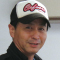池江 泰寿 Yasutoshi Ikee <br />
1969年1月13日生 京都府出身<br />
免許取得:2003年<br />
通算成績:4111戦624勝・2着486回、連対率.270<br />
表彰受賞履歴:JRA賞(最多賞金獲得調教師)4回、JRA賞(最高勝率調教師)2回、JRA賞(最多勝利調教師)2回、JRA賞(優秀技術調教師)、優秀厩舎賞5回、優秀調教師賞6回、東京競馬記者クラブ賞<br />
所属騎手:水口優也
